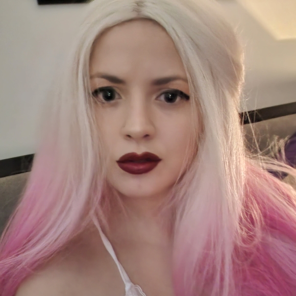 Lovely well made synthetic wig - Picture 2 of 4